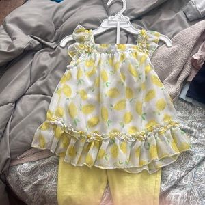 Lemon outfit. Shirt with short sleeves and capris.